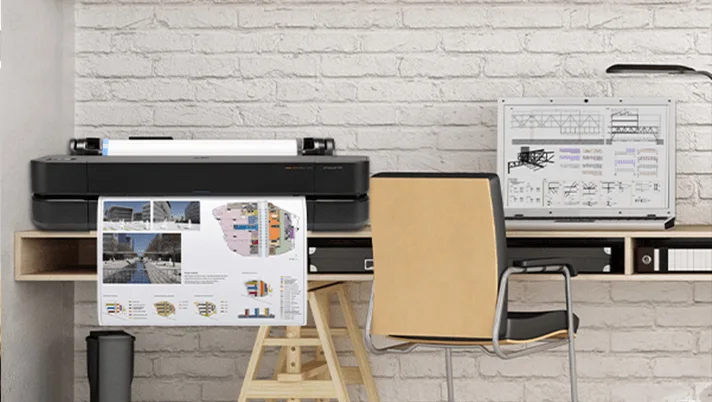 Компактний плотер HP DesignJet на полиці в невеликому офісі
